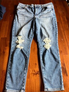American Eagle Classic Women's Light Blue Distressed Jeans
